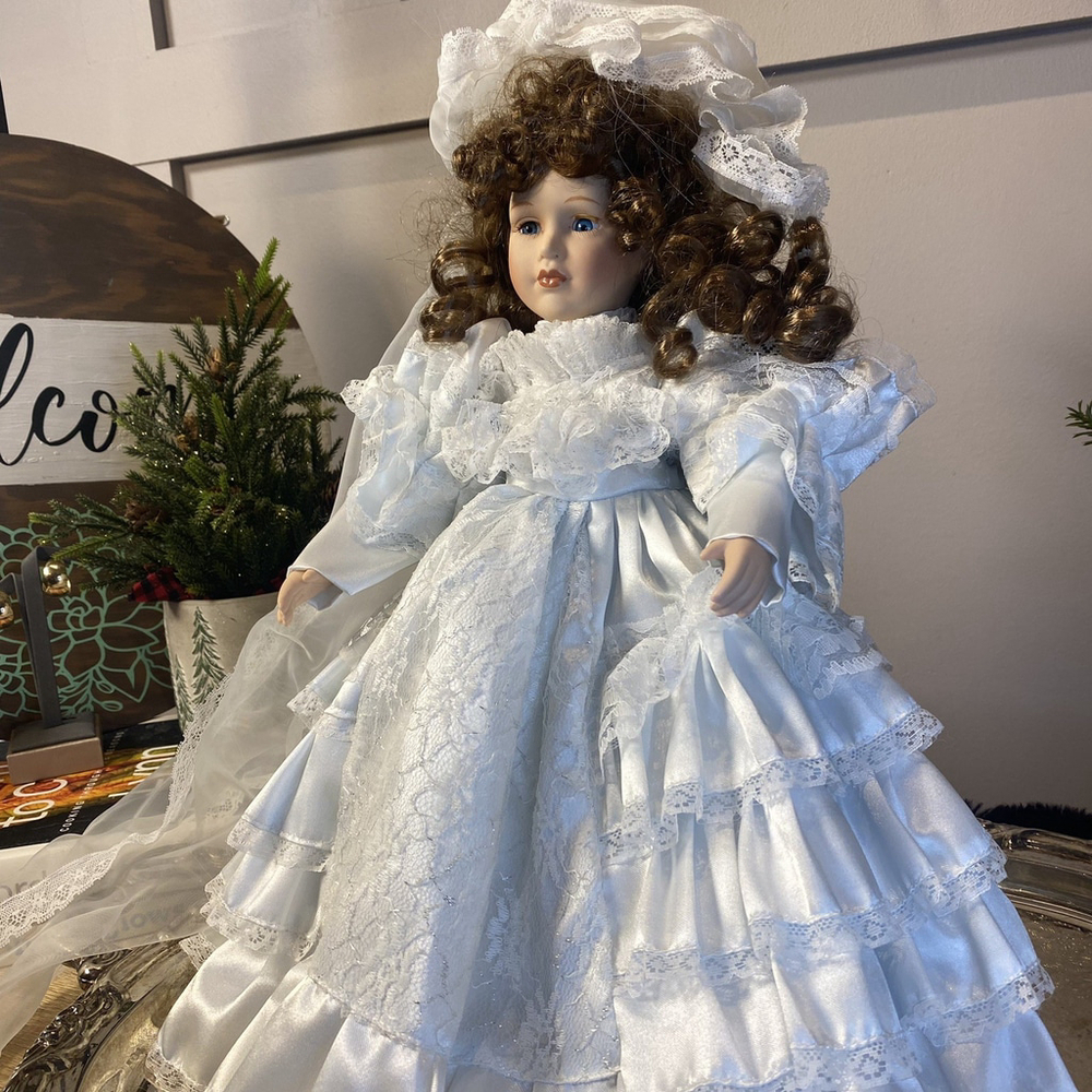 Antique VINTAGE GENUINE LORCELAIN PORCELAIN VICTORIAN Bride DOLL IN BOX